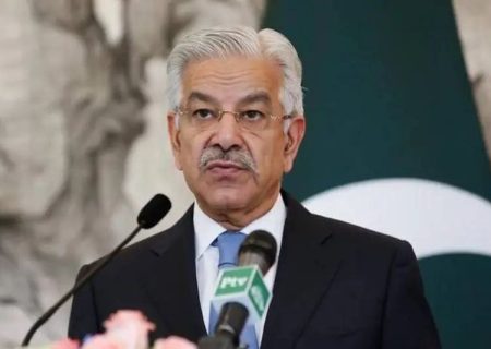 وزیر دفاع پاکستان: مخالفان اخراج اجباری پناهجویان افغان از کشور دشمن پاکستان اند