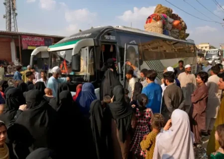 بازگشت بیش از ۸۰۰ خانواده افغان از ایران و پاکستان به کشور