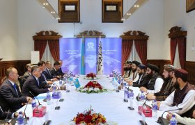 دیدار وزیر خارجه امارت اسلامی با همتای قزاقستانی؛ تأکید بر گسترش همکاری‌ های دوجانبه و پروژه‌ های ترانزیتی
