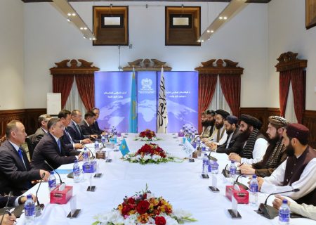 دیدار وزیر خارجه امارت اسلامی با همتای قزاقستانی؛ تأکید بر گسترش همکاری‌ های دوجانبه و پروژه‌ های ترانزیتی