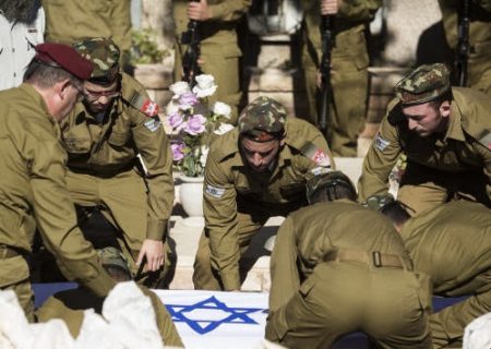 خانواده‌ های سربازان کشته‌ شده اسرائیلی خواستار قاطعیت دولت در برابر حماس شدند