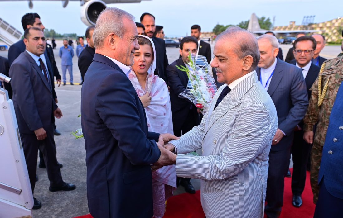 نخست‌ وزیر پاکستان از رئیس‌ جمهور ایران به‌گرمی استقبال کرد