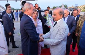 نخست‌ وزیر پاکستان از رئیس‌ جمهور ایران به‌گرمی استقبال کرد