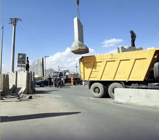 جمع آوری موانع کانکریتی در سراسر افغانستان