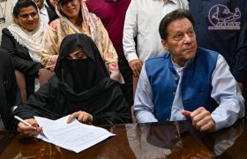 محکومیت ۱۷ ساله عمران خان و همسرش به اتهام فساد مالی