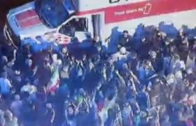 کامیون به میان معترضان ایرانی در لس‌ آنجلس رفت؛ دو نفر مجروح شدند