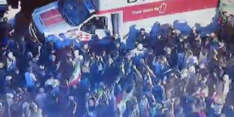 کامیون به میان معترضان ایرانی در لس‌ آنجلس رفت؛ دو نفر مجروح شدند