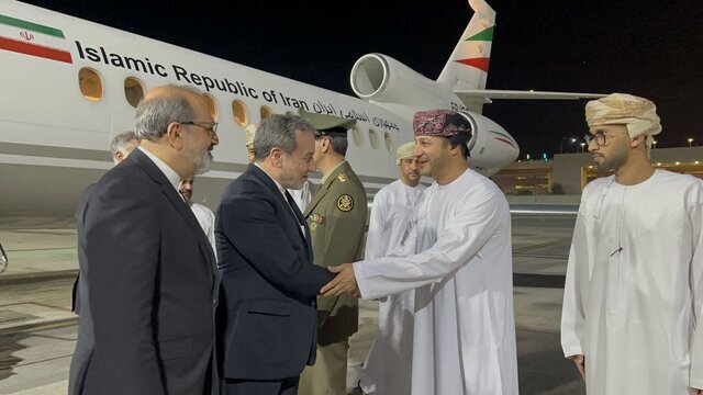 عراقچی در رأس هیأت دیپلماتیک ایران برای مذاکرات هسته‌ای با آمریکا عازم مسقط شد
