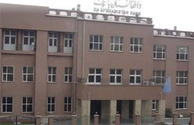 نارضایتی شهروندان کابل از تاخیر در پرداخت دالر؛ بانک مرکزی: مشکل موقتی است