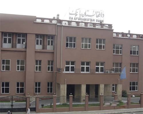 نارضایتی شهروندان کابل از تاخیر در پرداخت دالر؛ بانک مرکزی: مشکل موقتی است