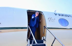 معاون نخست وزیر و وزیر امور خارجه پاکستان برای یک سفر یکروزه عازم پکن شد