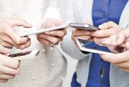زندگی امروز با موبایل؛ از ارتباط آسان تا پیامدهای مثبت و منفی