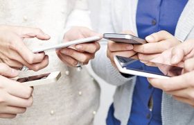 زندگی امروز با موبایل؛ از ارتباط آسان تا پیامدهای مثبت و منفی