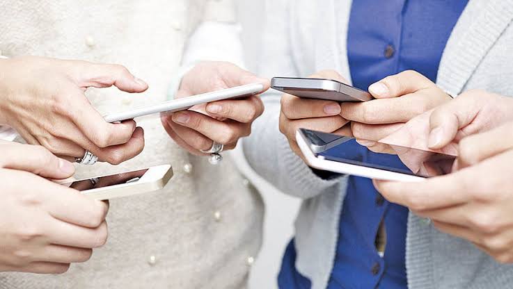 زندگی امروز با موبایل؛ از ارتباط آسان تا پیامدهای مثبت و منفی