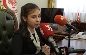 واگذاری نمادین کرسی والی به یک دختر دانش‌ آموز افغانی الاصل در ترکیه