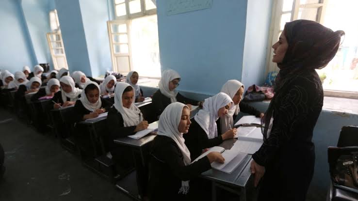 بلند بودن فیس و هزینه کتاب در مکاتب خصوصی؛ خانواده ‌ها خواهان نظارت دولت هستند